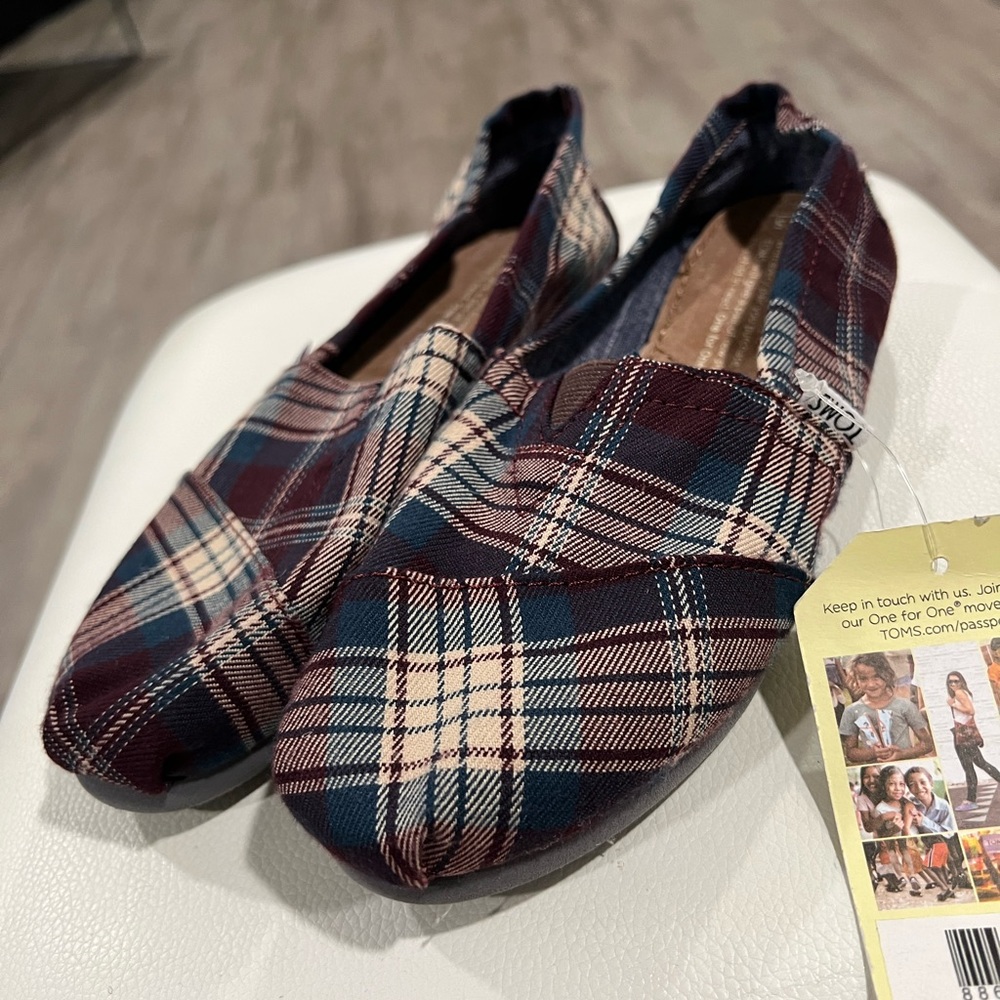 BUNDLE 2 ITEMS FOR $8✨

LAST PRICE🍒🤍 TOMS plaid comfort flats ✨ - Picture 13 of 13